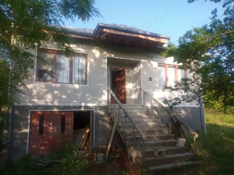 Casă cu 6 camere în Tetoiu