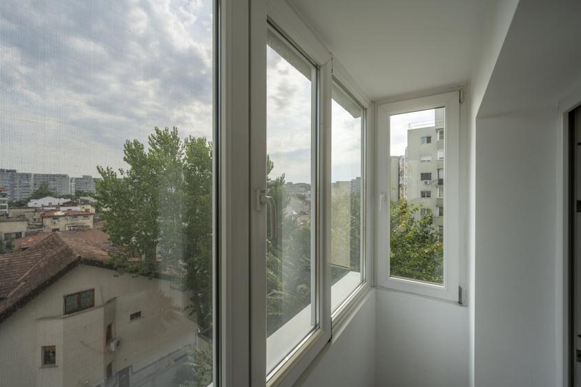 Apartament cu 3 camere semidecomandat, mobilat în Banu Manta