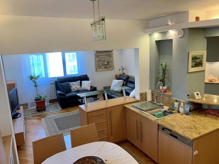 Apartament cu 4 camere semidecomandat, mobilat în Plopilor
