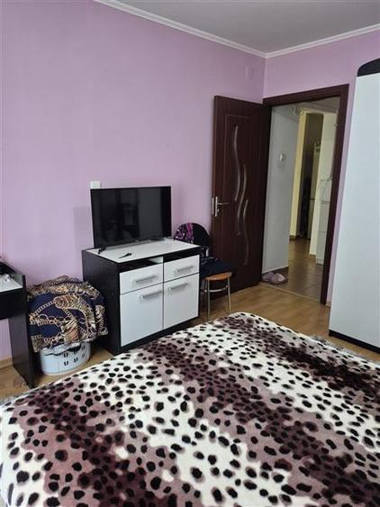 Apartament cu 3 camere semidecomandat în Colentina