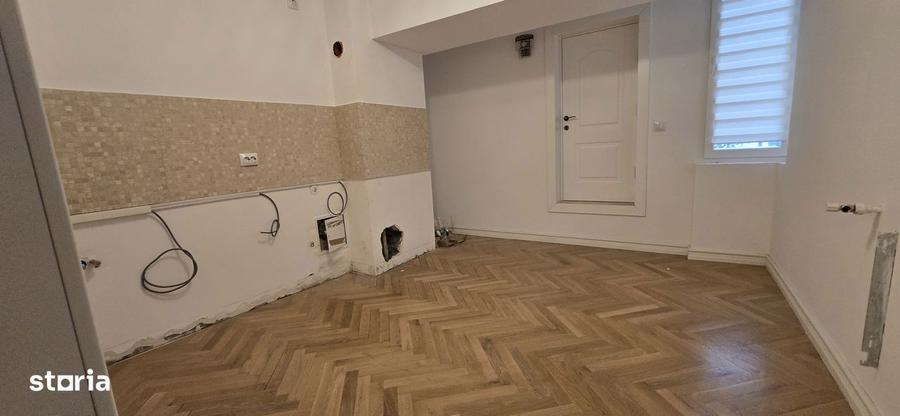 Ultracentral, etaj 1 , vanzare apartament 4 camere - 8