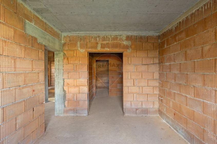 Casa la rosu cu teren generos, 500 mp, situata pe strada Ostasului - 20