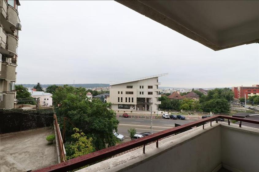 Apartament cu 4 camere decomandat în Central