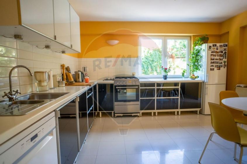 Casă / Vilă, 10 cam., potrivit azil batrani sau clinica - 9