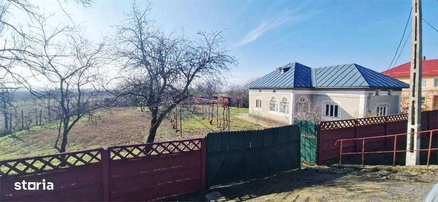 Casa Bradesti , teren intravilan 7952 mp , deschidere 33 m la DE 70 - 11