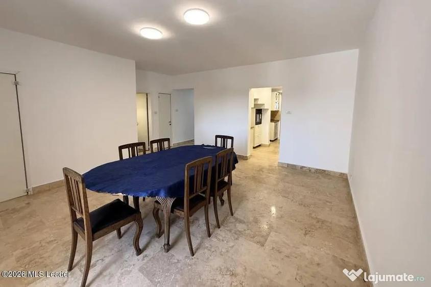 Apartament cu 6 camere decomandat în Polonă