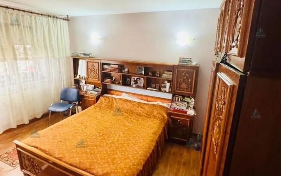 Casă individuală cu 5 camere cu Canalizare în Central