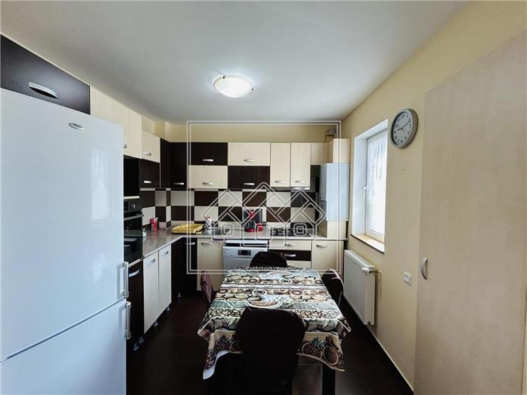 Apartament cu 3 camere decomandat în Turnișor
