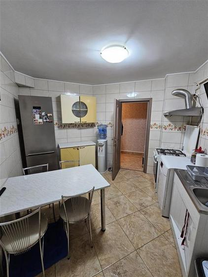 Apartament cu 3 camere decomandat în Călărași