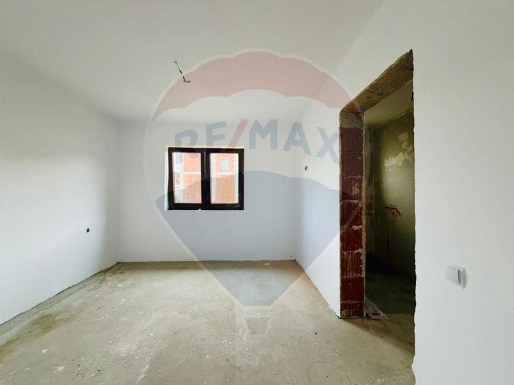 Casă individuală cu 4 camere cu Teren 300 Mp în Betfia