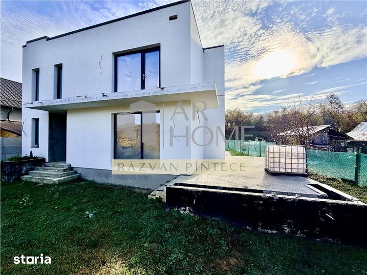 Casă cu 5 camere cu Teren 1095 Mp în Plopu