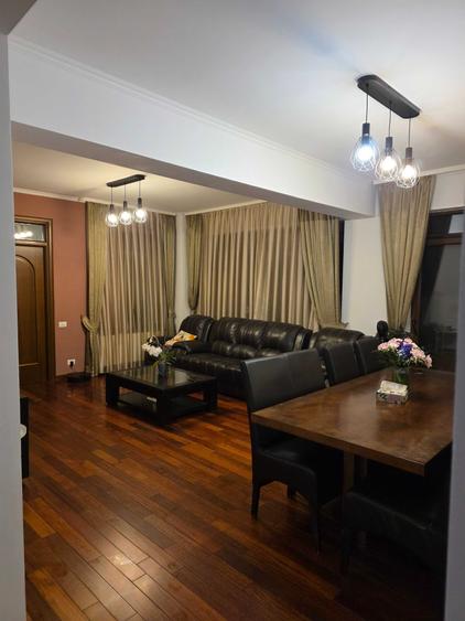 Apartament cu 3 camere semidecomandat în Bucureștii Noi