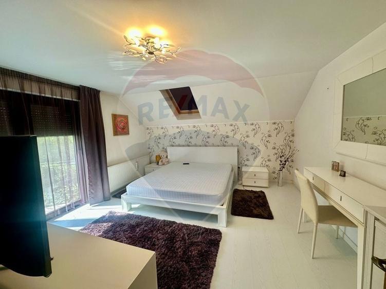 Casă individuală cu 6 camere cu Teren 1180 Mp în Sicrita