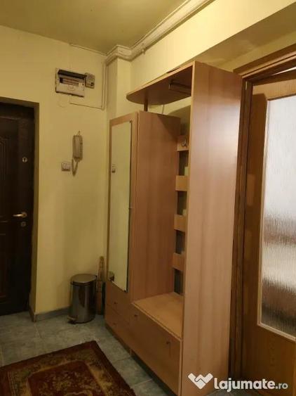 Garsonieră decomandată, mobilată în Craiovița Nouă