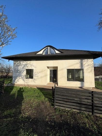 Casă individuală cu 6 camere cu Canalizare în Sud-Vest