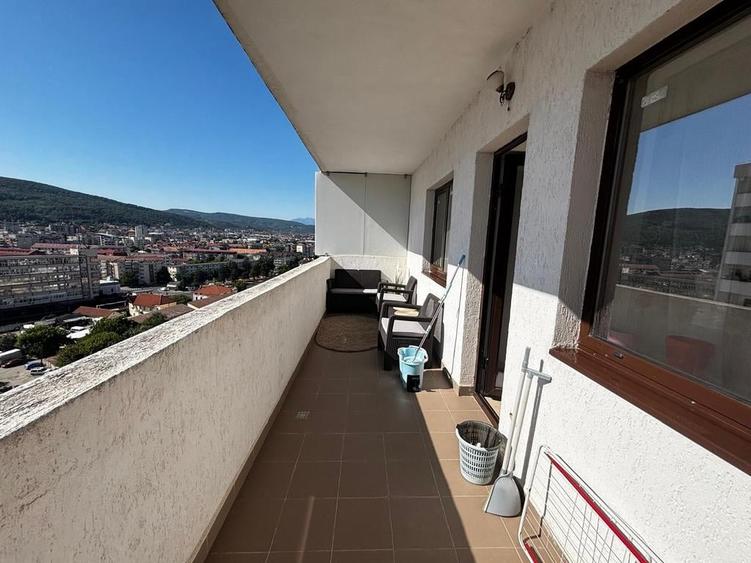 Apartament cu 3 camere decomandat, mobilat în Central