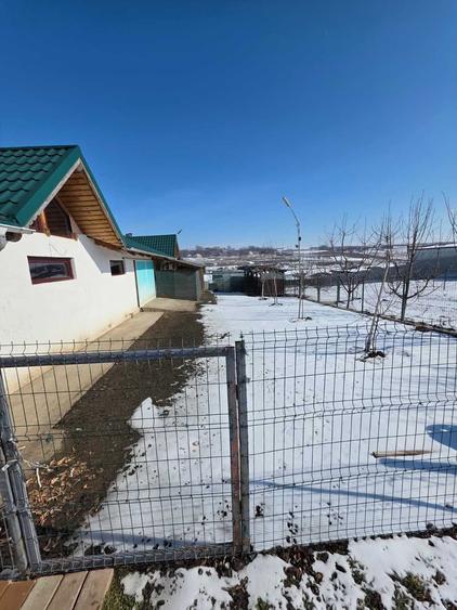 Vand teren cu cladire de locuit si anexe gospodaresti si iesire la iaz - 2