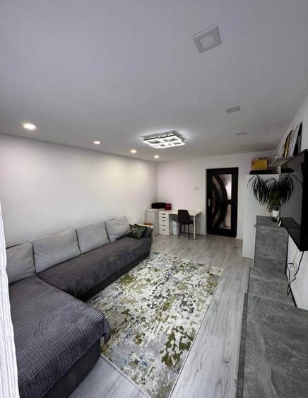 Apartament cu 3 camere decomandat în Exterior Vest
