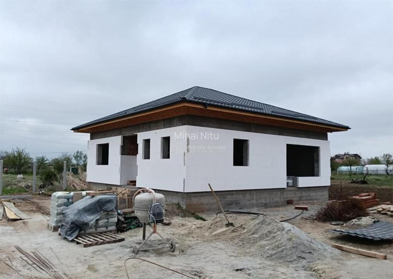 Casa individuala-3 camere-Toate utilitatile-Asfalt-STB-Mutar