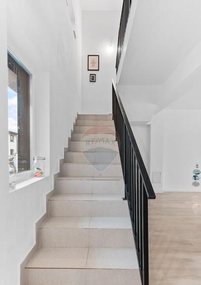 VANZARE Casa / Vila moderna cu 4 camere si curte Dragom... - 12