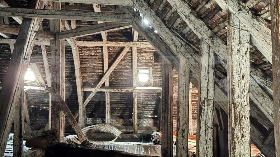 Pod spaitos, transformabil in apartamente, 285 mp, Piata Sfatului - 8