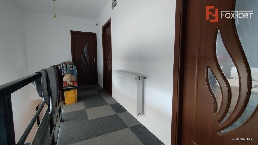 Casă individuală cu 8 camere cu Garaj în Săcălaz