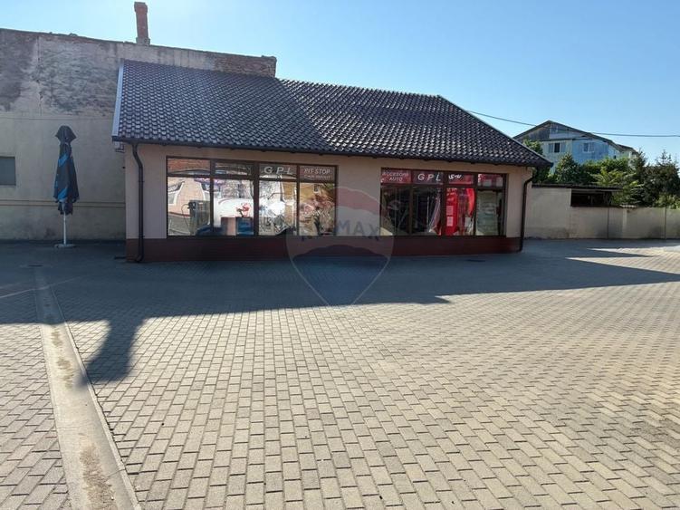 De inchiriat spatiu comercial  + posibilitate preluare statie GAZ - 1