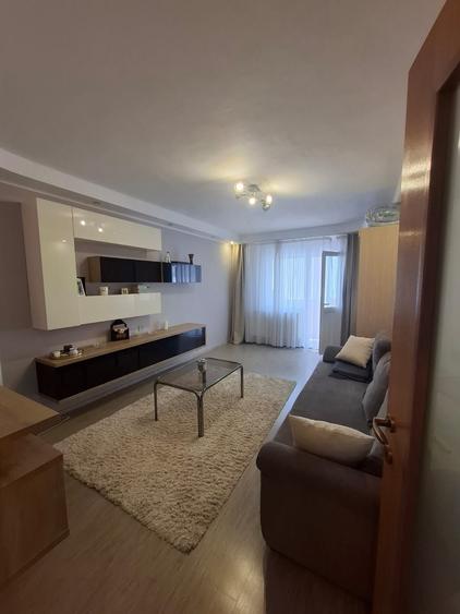 Apartament cu 4 camere decomandat în Tractorul