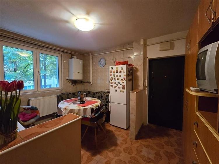 Apartament cu 3 camere semidecomandat în Bucureștii Noi