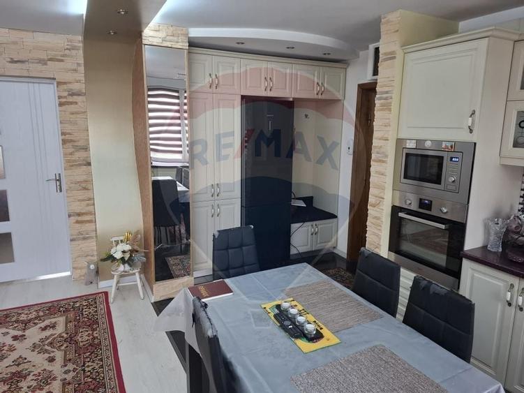 Apartament cu 3 camere de închiriat - 2
