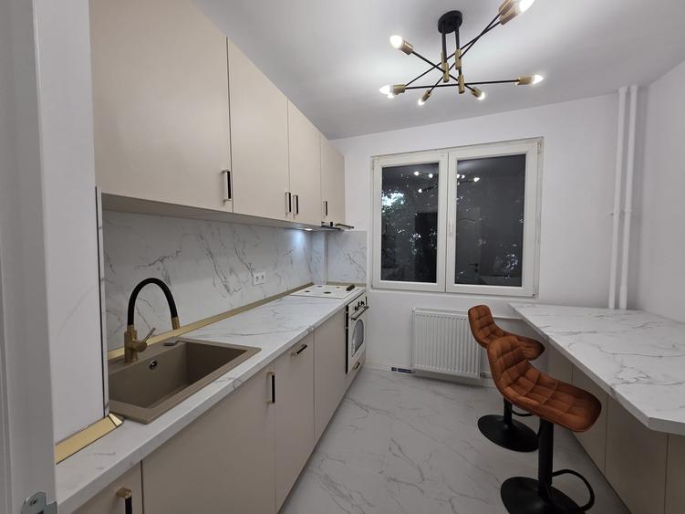 Apartament cu 3 camere semidecomandat în Bucur Obor