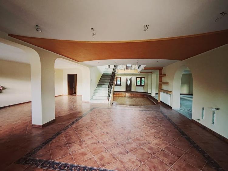 Casă individuală cu 5 camere cu Canalizare în Central