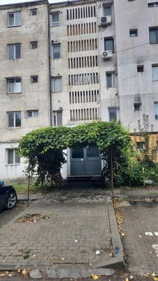 Apartament cu 3 camere decomandat în Tineretului