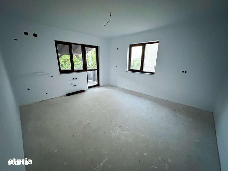 Casă cu 5 camere cu Teren 4000 Mp în Ipotești