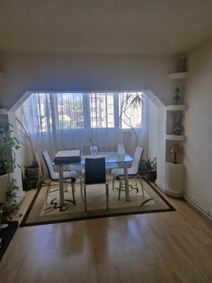Apartament cu 3 camere decomandat în Ștefan cel Mare
