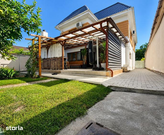 Casă cu 8 camere cu Teren 466 Mp în Central