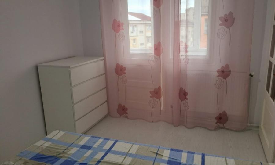 Apartament cu 2 camere semidecomandat, mobilat în Hotvon
