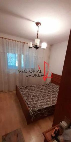 Apartament cu 4 camere semidecomandat în Iancului