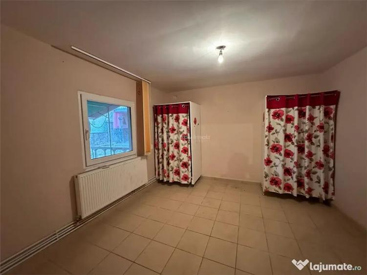 Casă cu 7 camere cu Teren 900 Mp în Central