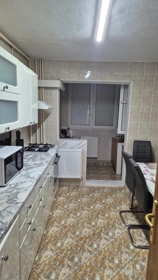 Apartament cu 4 camere semidecomandat în Crângași