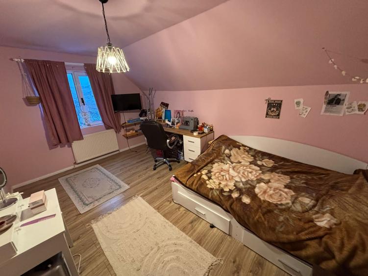 Casă cu 8 camere cu Teren 1000 Mp în Deușu