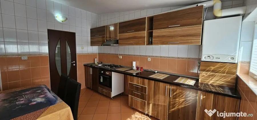 Apartament cu 5 camere decomandat în Micro 20