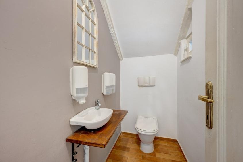 Vila cu arhitectura distincta, 7 camere, renovata, intr-o locatie exclusivista - 7