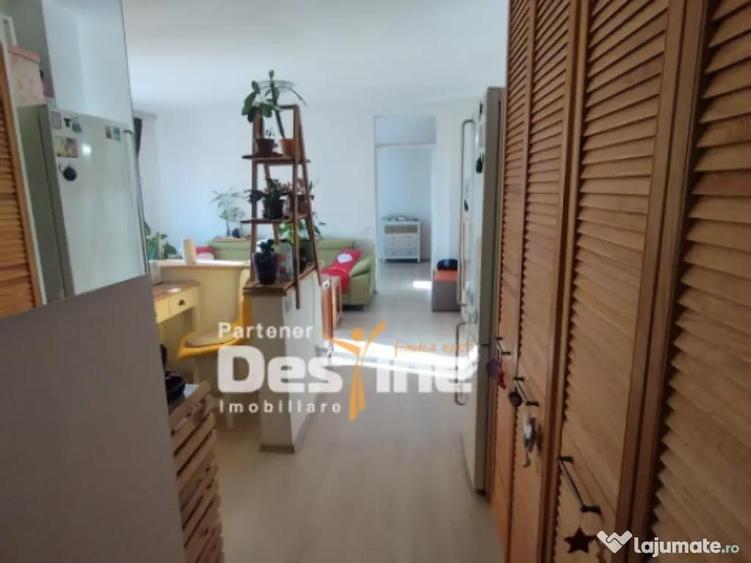 Apartament 3 camere, semidecomandat, etaj 4, mobilat - 1