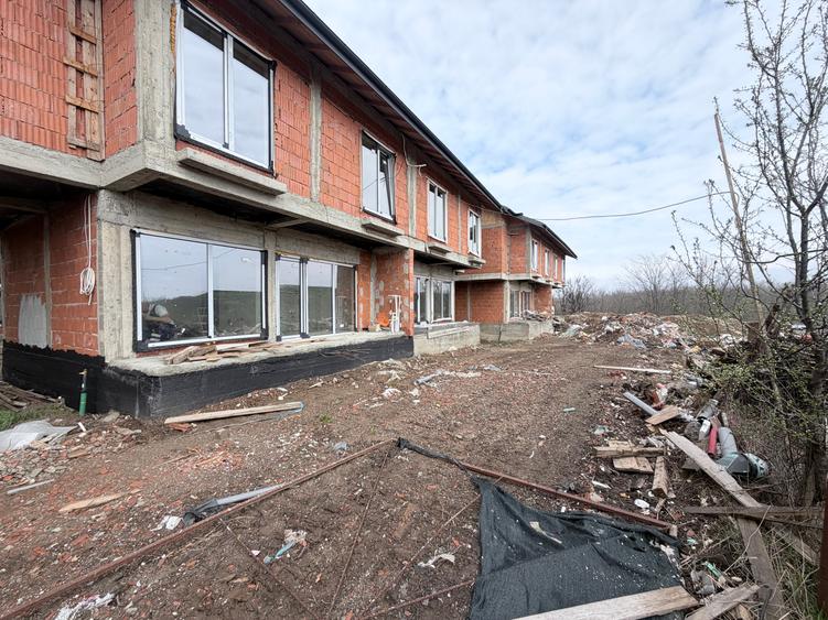 Ocazie! Case P+1+Pod. 4 cam. Util 100mp. Teren 200mp. Complex inchis - 1