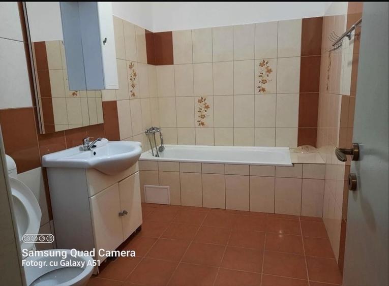 Apartament cu 3 camere decomandat în Florești