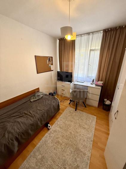 Apartament cu 3 camere decomandat în Craiovița Nouă