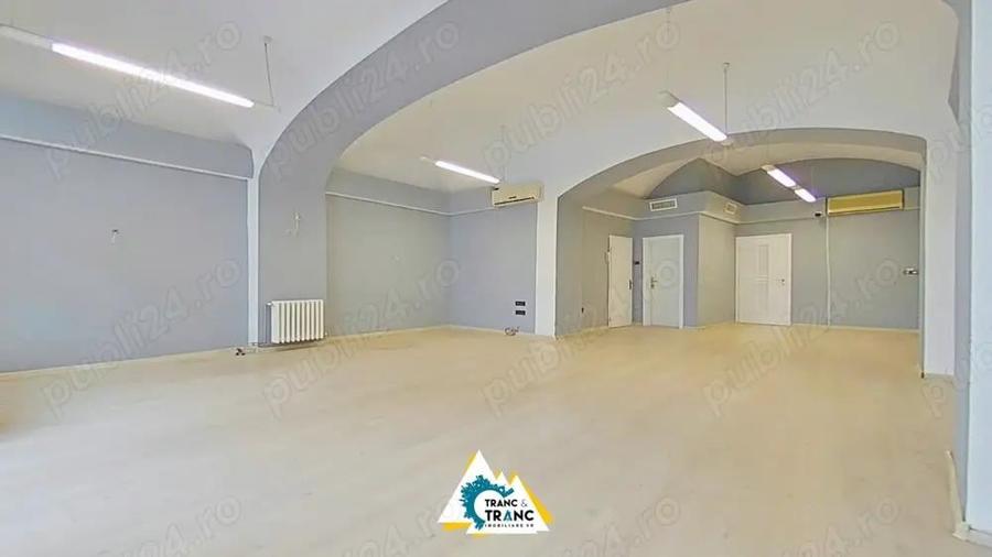 Spa?iu comercial de inchiriat cu 3 camere pe Bulevardul Revolu?iei - 1