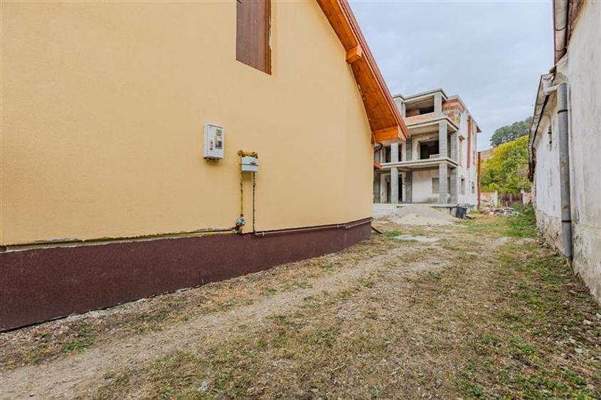 Casă individuală cu 12 camere cu Canalizare în Exterior Est