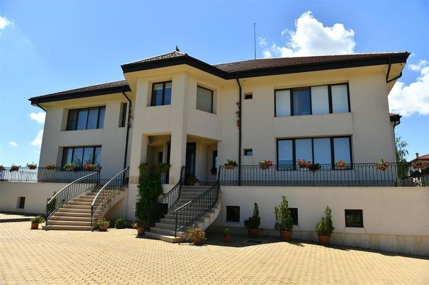 Vanzare vila lux D+P+E teren 3718 mp | piscina interioara si exterioara | Baneas - 2